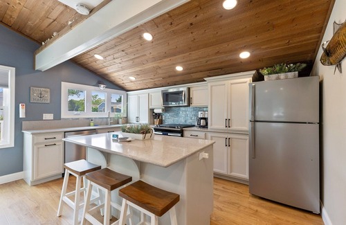 Del Haven Casa | Villa Cottage w/ Hot Tub+Fenced Yard–Pet-Friendly!