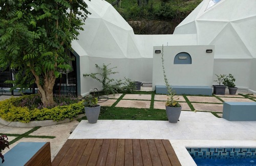 Runaway Bay Villa | Villa Cupola es una cúpula geodésica de 5 B / R de exquisito diseño con piscina privada.