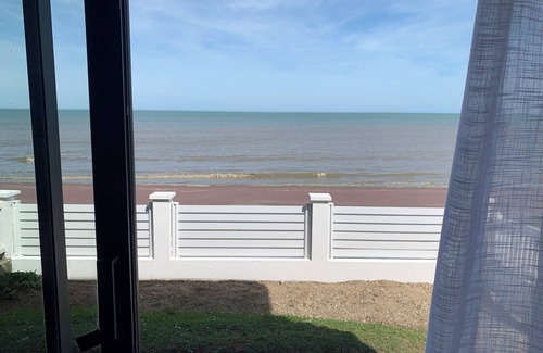 Bernieres-sur-Mer Casa | Villa de la plage, seafront, D-Day beach, Calvados, Normandy Juno