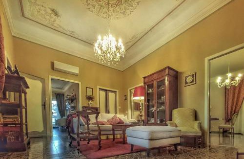Lucca Historical Center Apartamento | Villa De' Maestri - Historic Centre - Prestigious Attic with a Brand New Elevator!