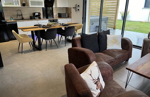 Ploufragan Casa | Villa de Plain-pied Avec Jacuzzi à Deux pas de la mer et du Centre Ville