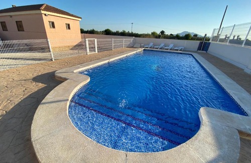 Catral Chalet De Esquí | Villa Dolores, un chalet con piscina y barbacoa en la huerta del Segura.