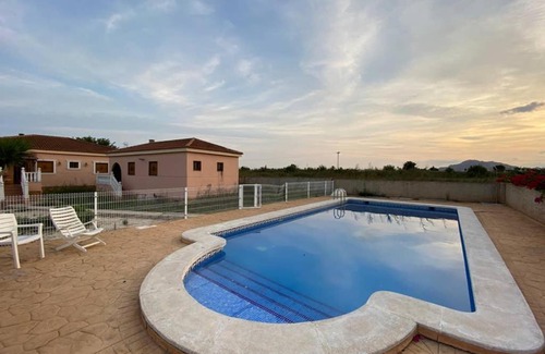 Catral Chalet De Esquí | Villa Dolores, un chalet con piscina y barbacoa en la huerta del Segura.