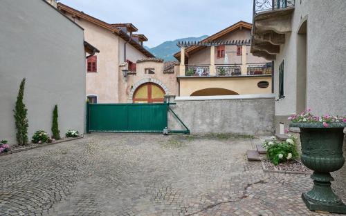 Caldaro Sulla Strada del Vino Apartamento | Villa Donata - Luxuriöses & großzügiges Apartment im Herzen von Kaltern, mit Innenhof, kostenlosem Parkplatz direkt am Haus