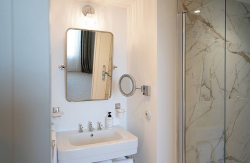 Bievres Hotel | Villa Edmond Hôtel & Spa - Maison Blanche Bièvres
