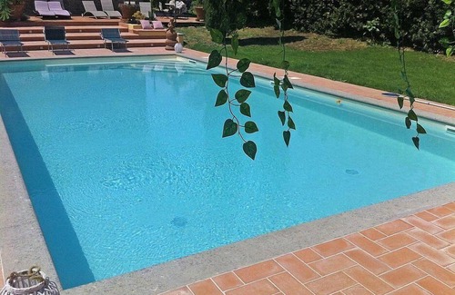 Castiglione del Lago Villa | Villa Eloisa: Una villa histórica en tres plantas rodeada de vegetación.