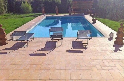 Castiglione del Lago Villa | Villa Eloisa: Una villa histórica en tres plantas rodeada de vegetación.