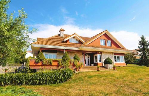 Revilla Casa | Villa entre Santander y Cabárceno con piscina