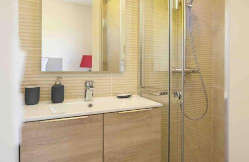 Berlou Casa | Villa Et au milieu coule un ruisseau - Piscine, jacuzzi privé, boulodrome