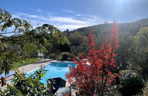 Berlou Casa | Villa Et au milieu coule un ruisseau - Piscine, jacuzzi privé, boulodrome
