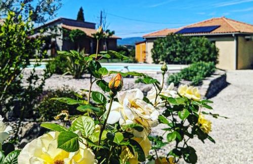 Grospierres Cama Y Desayuno | Villa Font Vive - Chambres d'hôtes éco-labellisées avec cuisine - Confort, calme et vue exceptionnels !