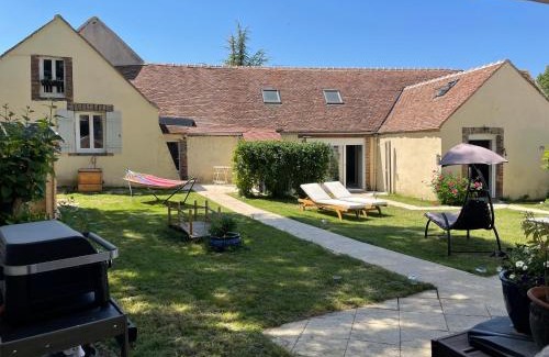 Fontaine-la-Gaillarde Casa | Villa Fontaine avec piscine intérieur chauffée-Maison de campagne Familiale -idéal Vacances ou Séjour Professionnel -3 chambres-Bureau séparé -Lit Bébé - Parking Facile & Gratuit