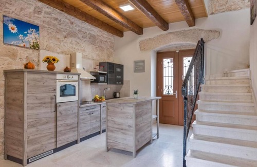 Marcana Casa | Villa Genesis - Oase im Herzen von Marcana mit Infinity Pool und Olivengarten