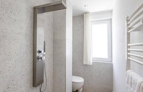 Carrozziere Villa | Villa Giloma by Villa Plus