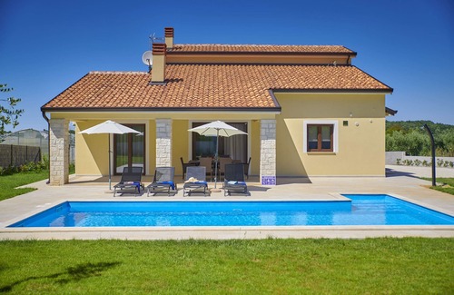 Fuskulin Villa | Villa Giovanna is located on a quiet location 6 km from Porec.