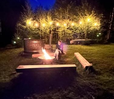 Marbacken Casa | Villa Granhede -sjöläge med badtunna, eldstad med mera