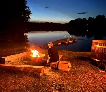 Marbacken Casa | Villa Granhede -sjöläge med badtunna, eldstad med mera