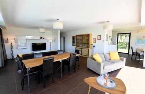 Gardegan-et-Tourtirac Casa | Villa de lujo al borde del Golf en la ruta del vino con aire acondicionado.