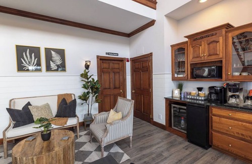 Millersburg Casa | Villa in the heart of Amish Country with amazing rooms, wide porches, beautiful views, and walking distance to Berlin's dining and shopping.