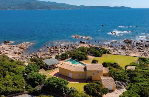 Isolella Villa | ** PROMOCIÓN SEPTIEMBRE ** Ubicación excepcional en el agua