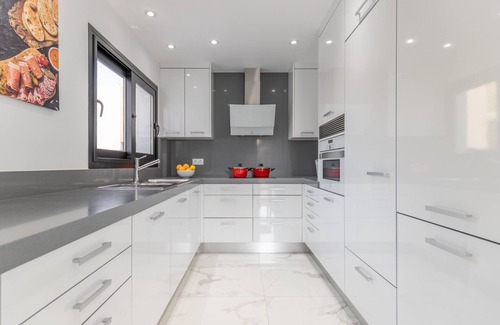 Polop Villa | Villa "Jade Polop" con vistas a la montaña, WiFi, piscina, jardín y terraza