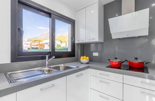 Polop Villa | Villa "Jade Polop" con vistas a la montaña, WiFi, piscina, jardín y terraza