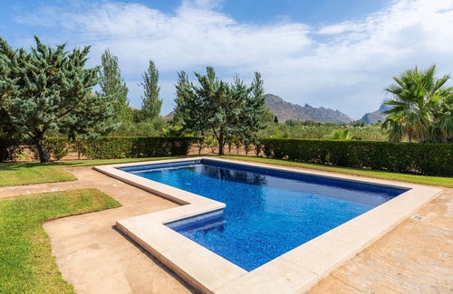 Puerto de Pollensa Villa | Villa 'La Vinya del Beato 1950' con vistas a la montaña, piscina privada y jardín