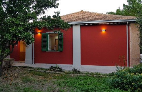 Capo Peloro Villa | Villa Labruto - Acqua Studio con jardín y estacionamiento privado.