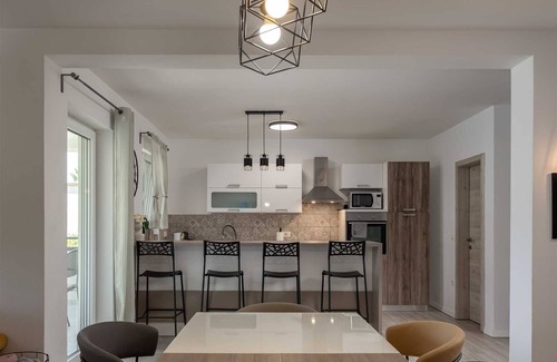 Tribalj Villa | Villa Lake & Sea - con 4 habitaciones para 8 huéspedes y piscina cubierta