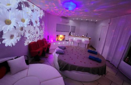 Jardin Villa | VILLA "Le Jardin" 4 étoiles - Piscine chauffée couloir 12m - Spa Balnéo Hammam - 4 Chambres dont une Love Room de 35m2 avec lit rond, vidéo projecteur Netflix, climatisation