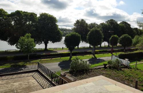 Villefranche-de-Panat Villa | Villa le Menhir 4 Ch au Bord du Lac et Terrasse