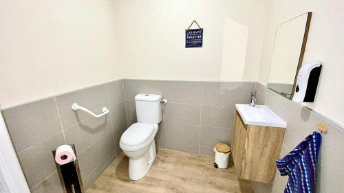 Villefranche-de-Panat Villa | Villa le Menhir 4 Ch au Bord du Lac et Terrasse