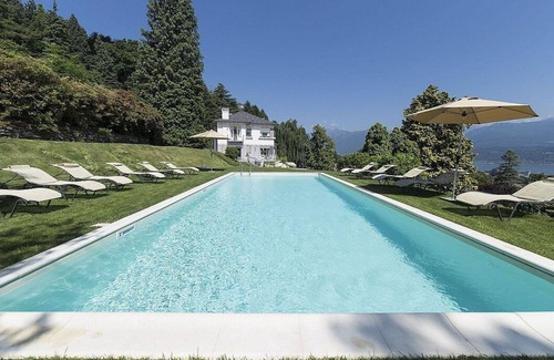 Baveno Villa | Villa Liside: A charming three-story villa situated on a promontory facing the lake, with Free WI-FI.