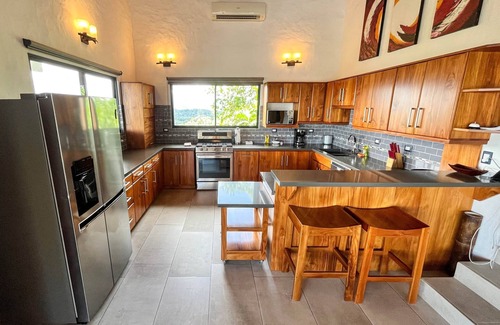 El Cerro Casa | Villa Macaw Luxury 5 Bdrm, Pool, Ocean, Surf & Sunset Views