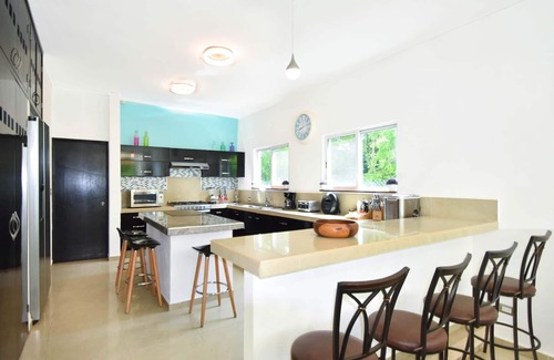 Área de Playacar Fase II Villa | Villa Mariposa, piscina privada. JACUZZI 2x, área de la azotea, 5600 Sq. ft. ESPACIO DE VIDA