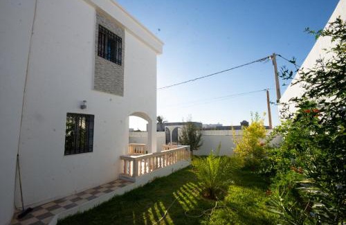 Erriadh Villa | Villa meublée avec piscine et abri de voiture