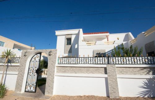 Erriadh Villa | Villa meublée avec piscine et abri de voiture