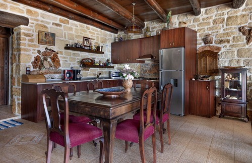 Marathi Villa | Villa Minoa con pequeña playa privada y sorprendentes vistas al mar y a la montaña