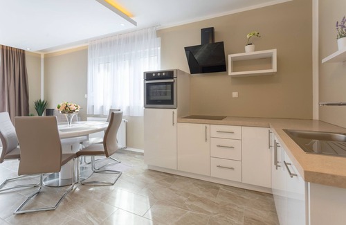 Kastel Novi Villa | VILLA NICOLINA - PISCINA HEATET - SOL CUBIERTA CON JACUZZI -