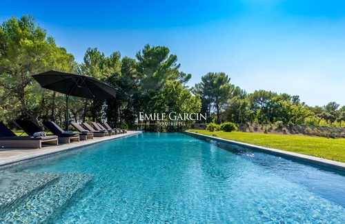 Aix-en-Provence Casa | Suntuosa casa contemporánea con gran piscina y parcela grande.