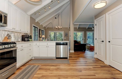 Big Canoe Casa | Villa on 9 - Fireside Sips, Golf Views & Exclusive Extras in Big Canoe