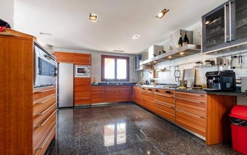 Ospedaletti Villa | Villa Paradise-Sleeps 20-Pool-Sea Views-pets