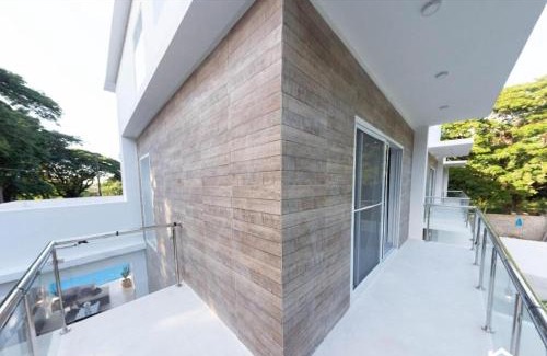 La Esplanada Villa | Villa Paradiso Sleeps 8 with Pool