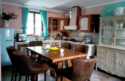 Tigliole Villa | Villa Piemonte, piscina privada y jacuzzi en los viñedos cerca de Alba Barolo