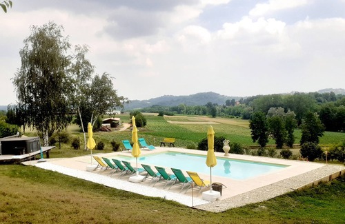 Tigliole Villa | Villa Piemonte, piscina privada y jacuzzi en los viñedos cerca de Alba Barolo