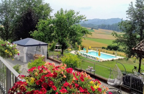 Tigliole Villa | Villa Piemonte, piscina privada y jacuzzi en los viñedos cerca de Alba Barolo
