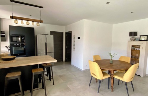 Morta Villa | Villa Piscine et Jardin Privé, 5 mn Mer et 20 mn Montagne, BOX Recharge Voiture