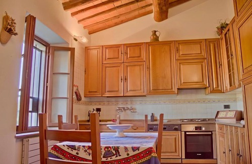 Asciano Villa | Villa 'Podere Viepri - In Esclusiva' con piscina privada, terraza privada y Wi-Fi