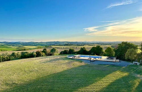 Asciano Villa | Villa 'Podere Viepri - In Esclusiva' con piscina privada, terraza privada y Wi-Fi