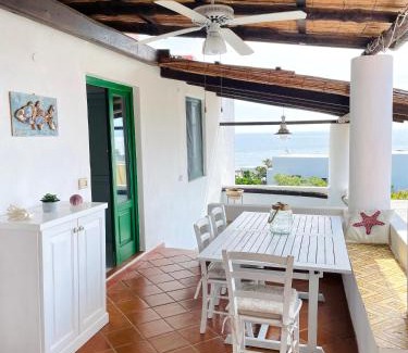 Santa Marina Salina Casa | Villa Pomelia, Villa nel corso di Santa Marina Salina a 50 mt dal mare